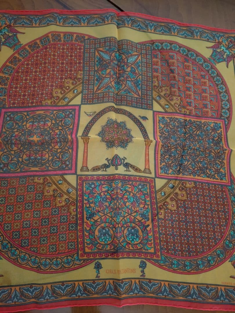 HERMESシルク製 幾何学模様 スカーフ本日で削除いたします