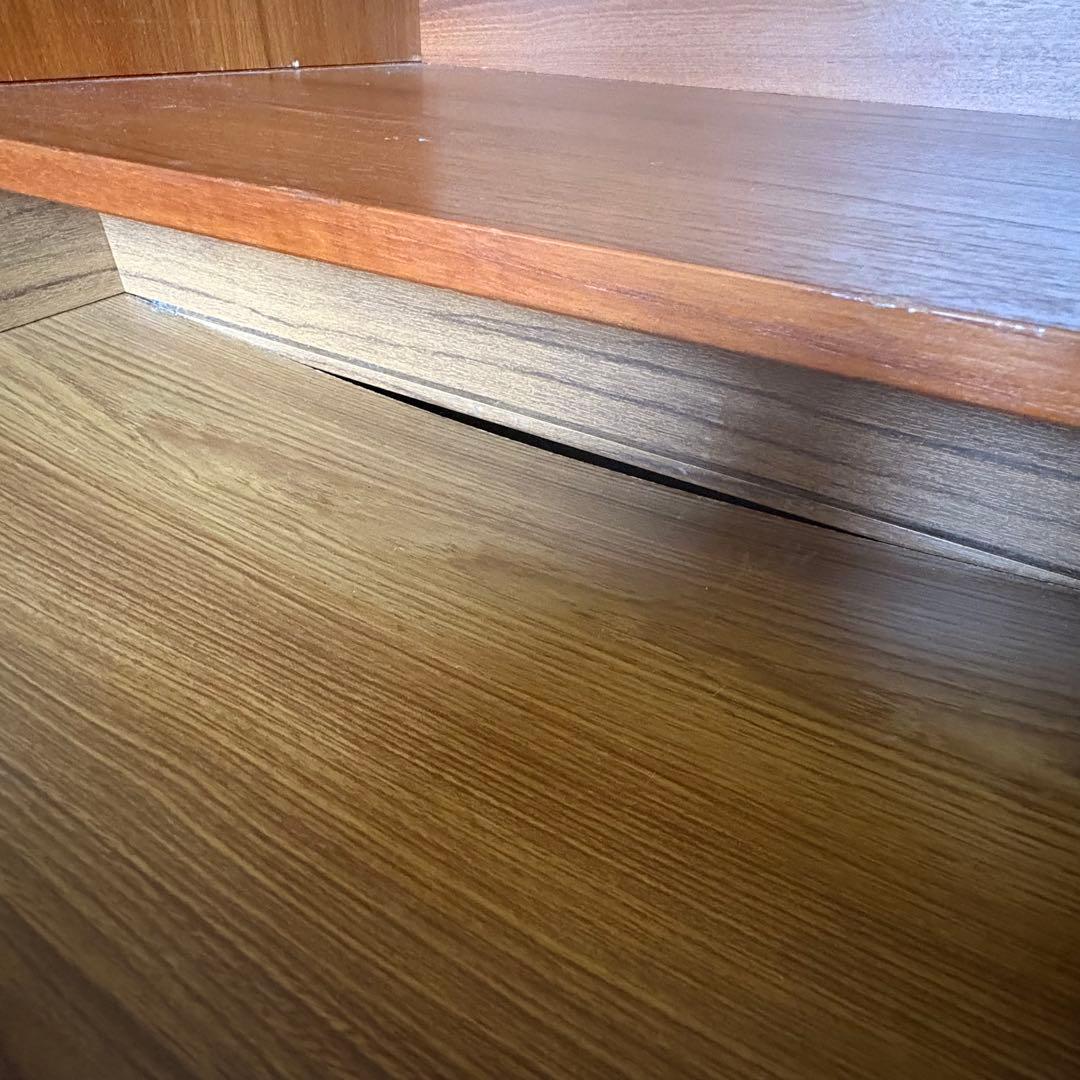 80年代デンマーク製：食器棚※ガラス棚板4枚別口配送(別売)