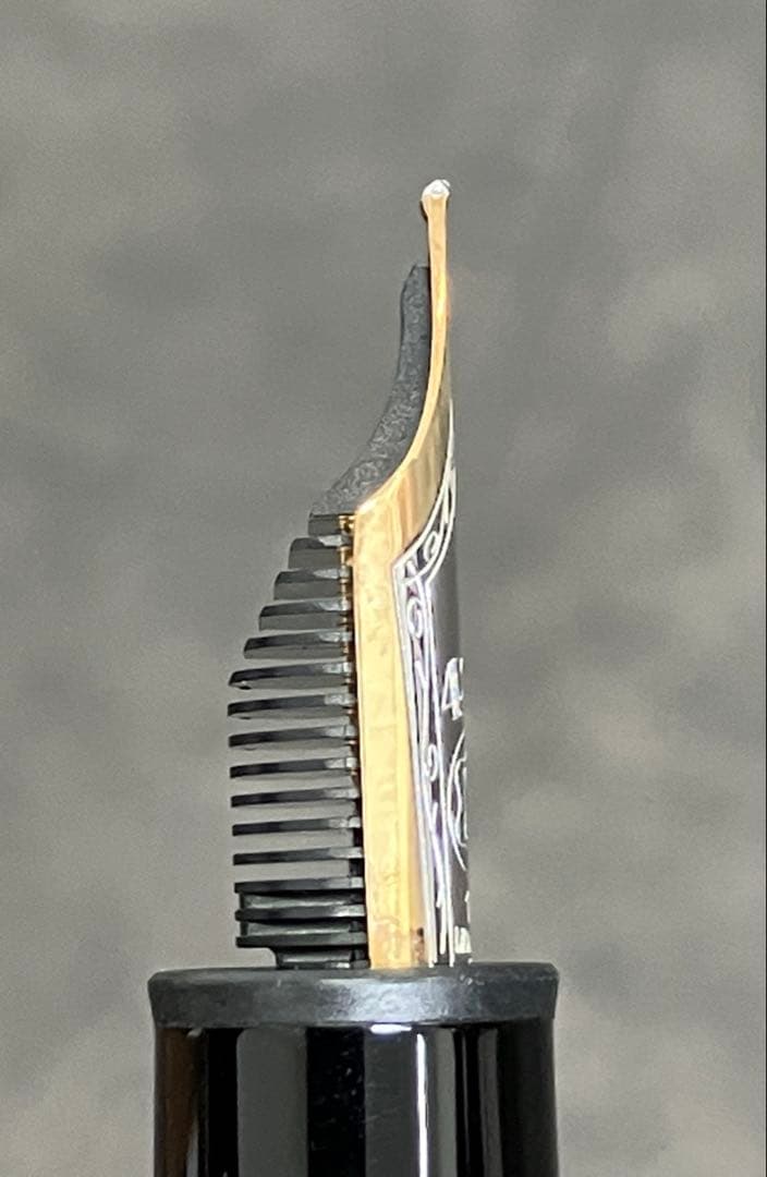 未使用　Montblanc モンブラン　万年筆 黒 専用ケース14K 585刻印