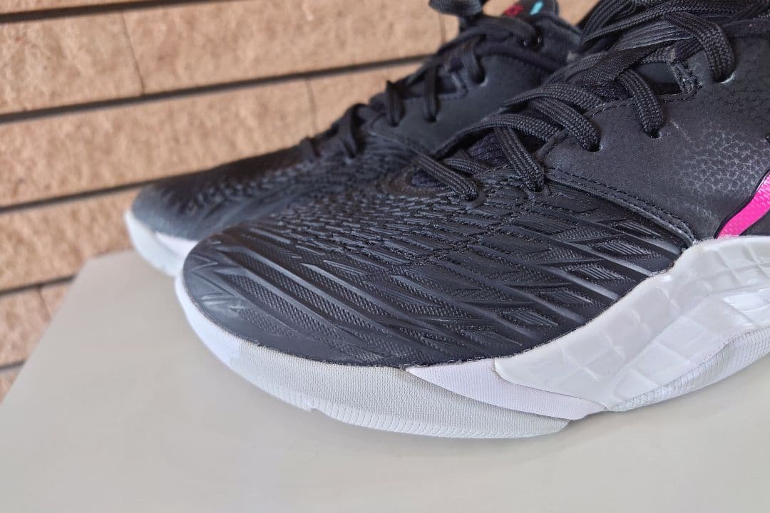 着用2回☆アシックス アンプレアルス ロー バスケットボールシューズ26cm 黒