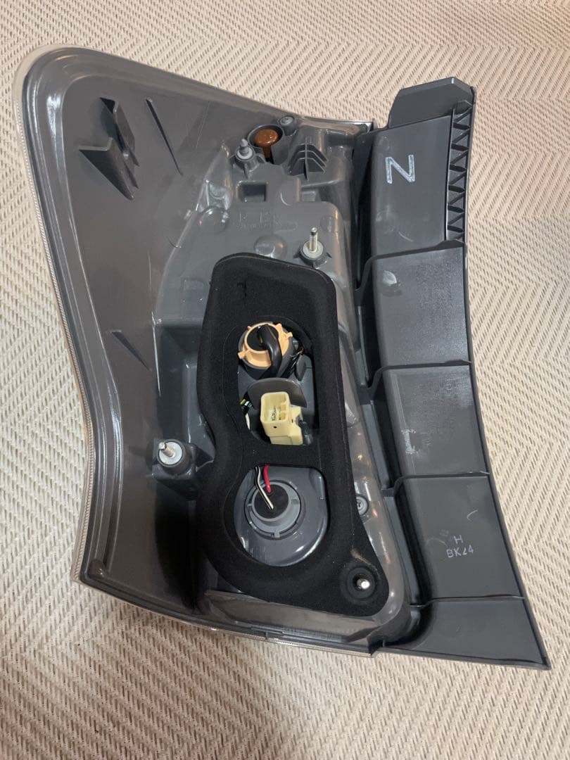 プリウスα 前期　テールランプ2個セット