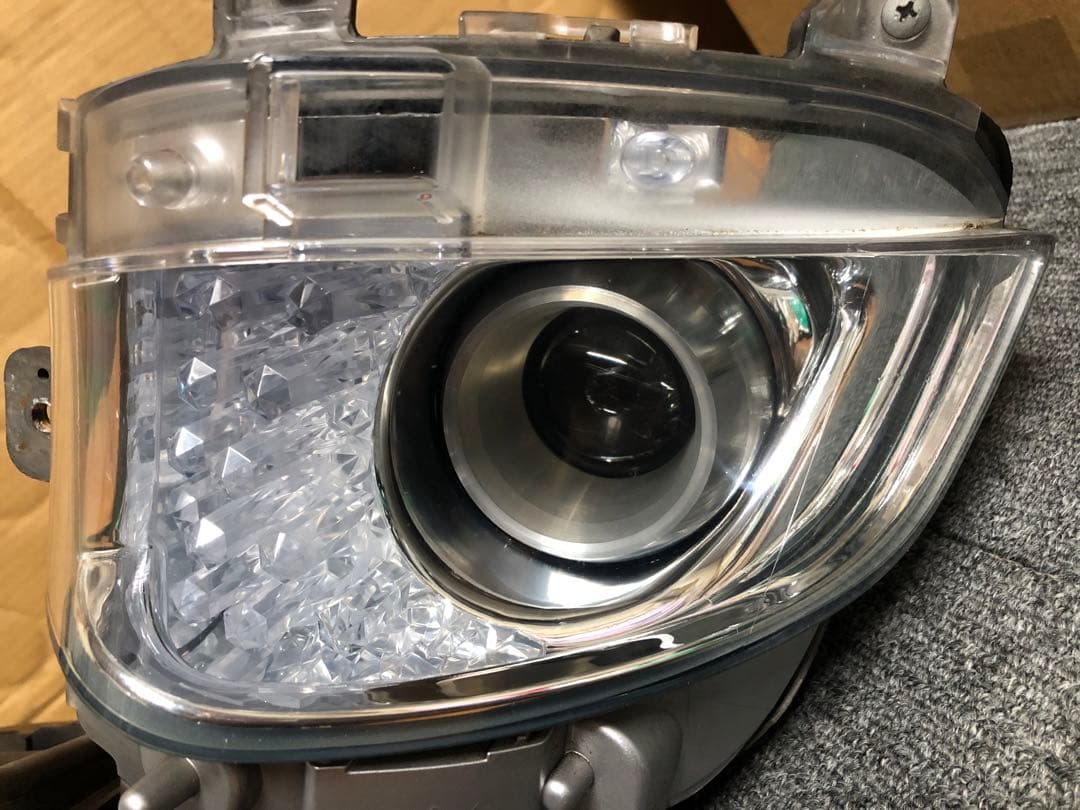 【希少】LS460中期OPデイライト付きHIDフォグランプ本体
