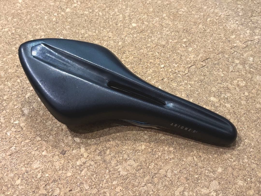 Fizik サドル ARIONE OPEN R3