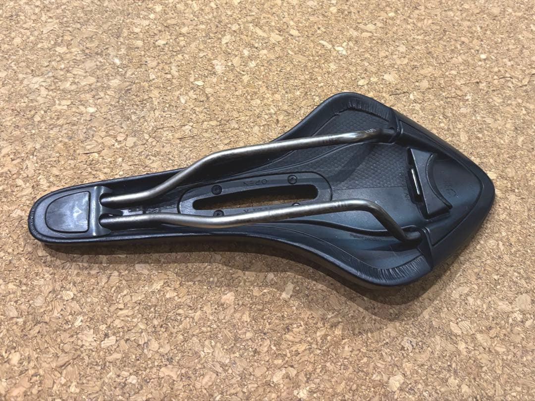 Fizik サドル ARIONE OPEN R3