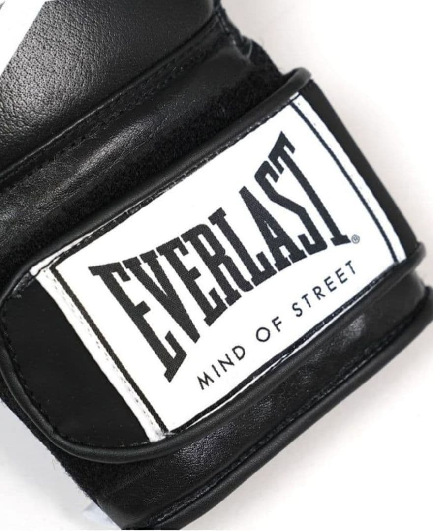 合成皮革製のブラックボクシンググローブ、PHATRNKモデル。