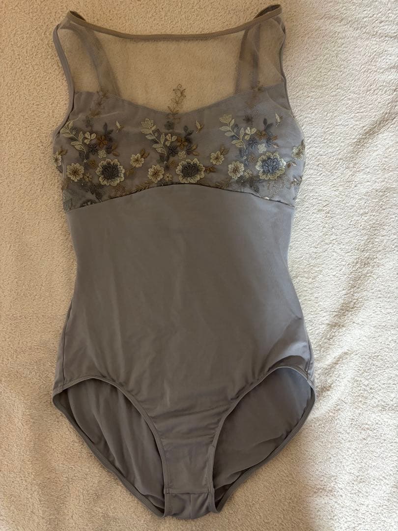 刺繍入りグレーのレオタード