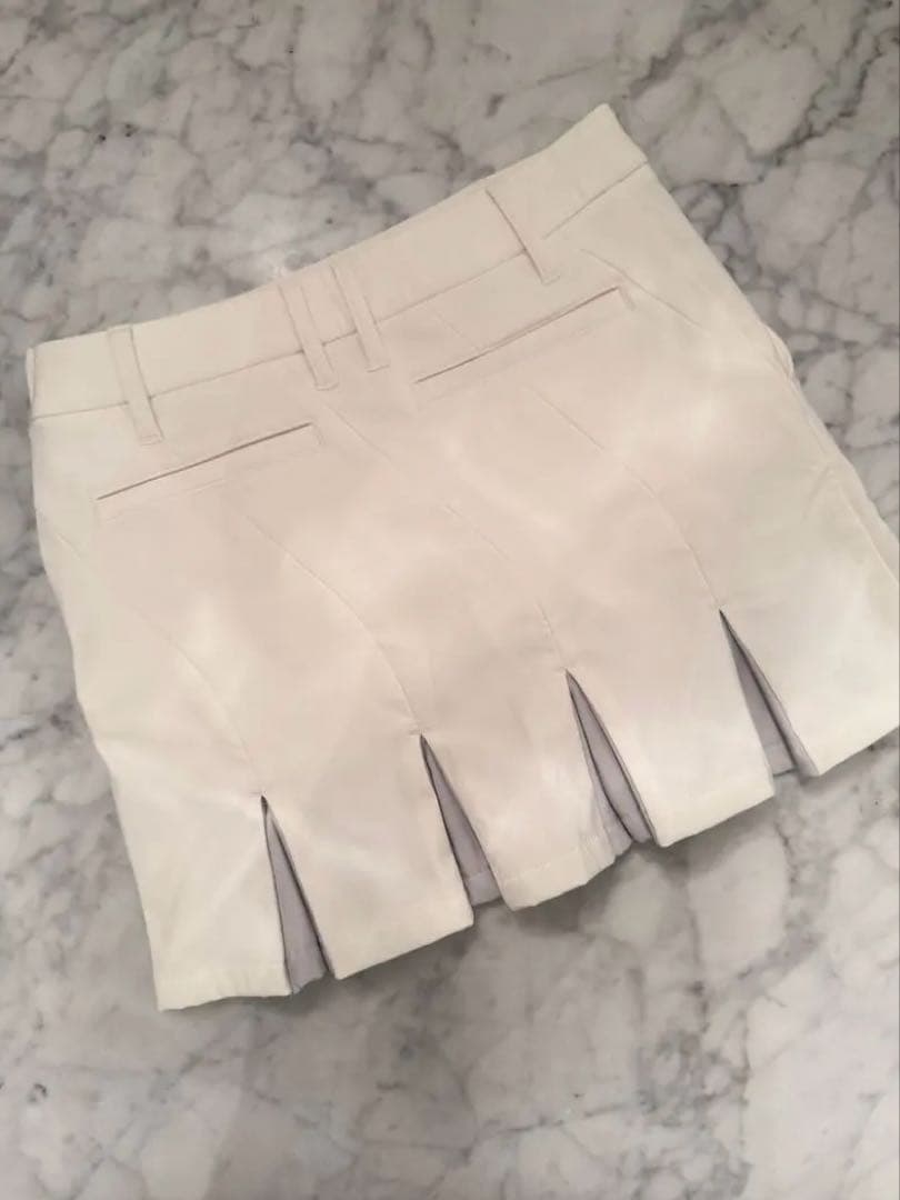 デサントゴルフ　スカート白