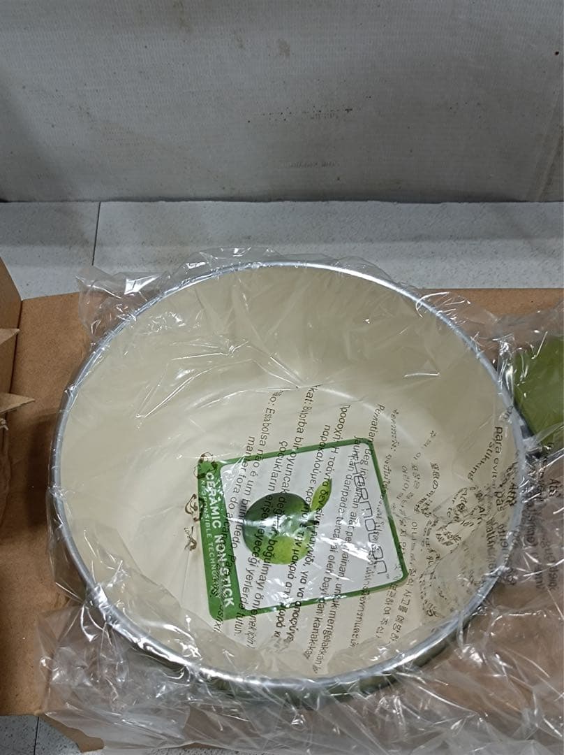 八7147【未使用品】GREEN PAN ソースパン 蓋付き 16㎝