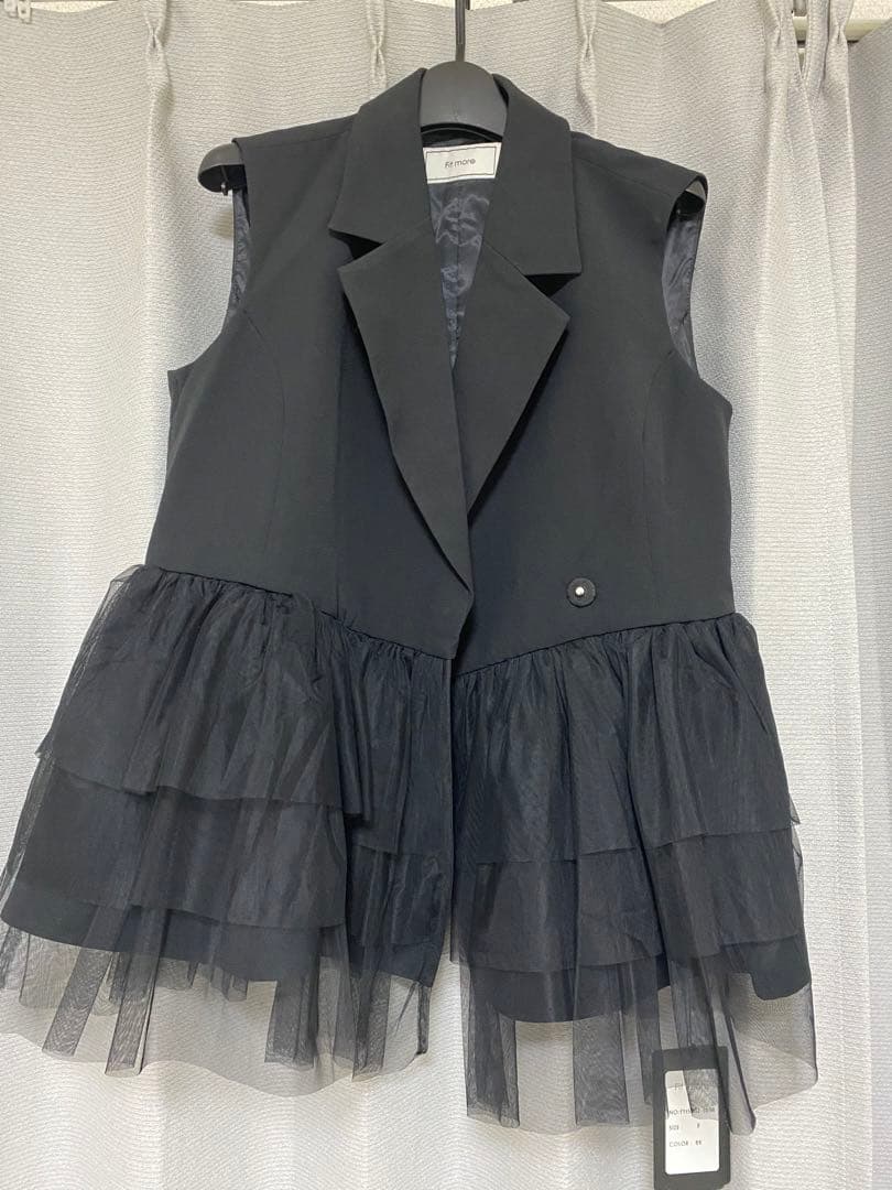 フィットモア　RIEコラボ！チュールフリルペプラムジレ