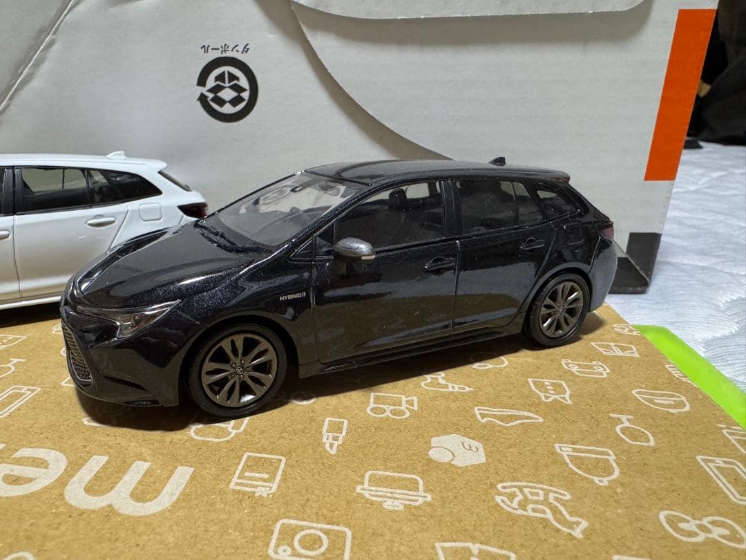 カローラツーリング W×B 色見本ミニカー2台セット ブラックとホワイト1/30