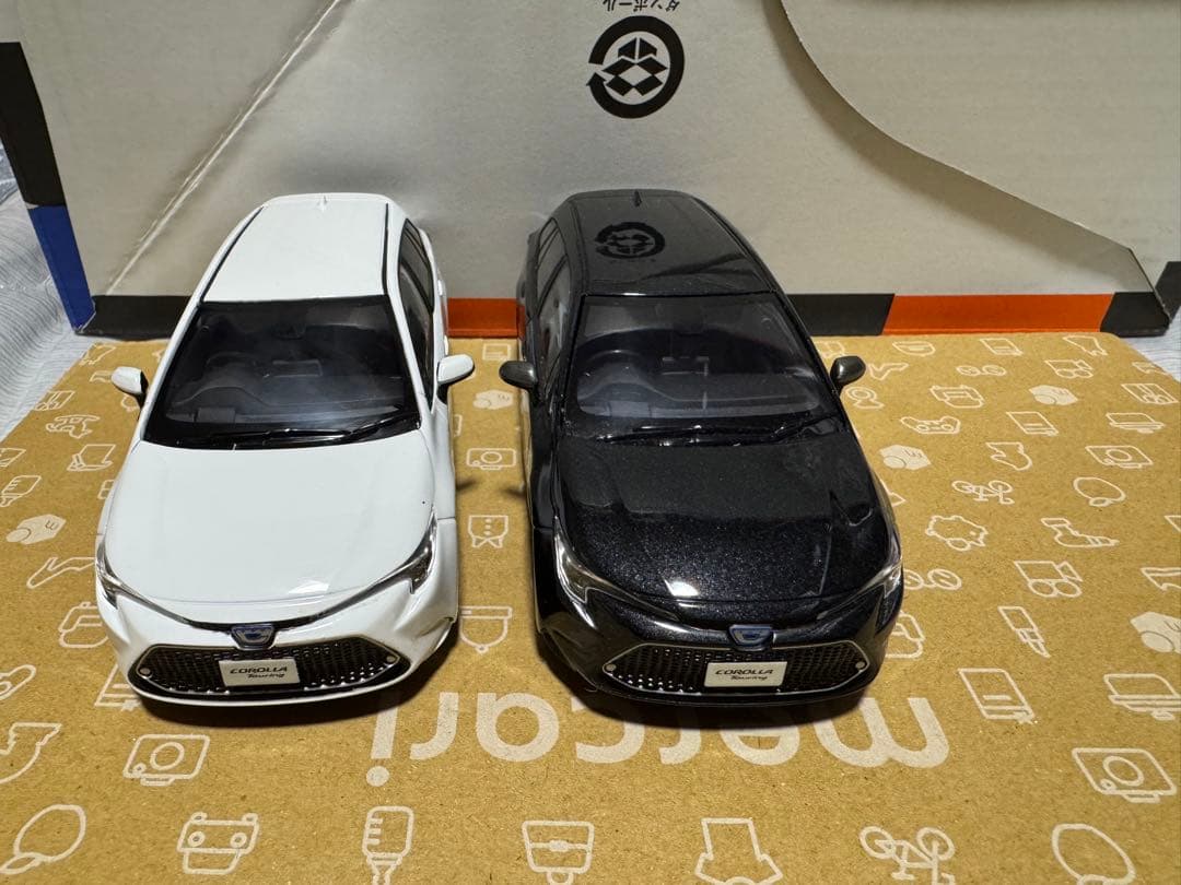 カローラツーリング W×B 色見本ミニカー2台セット ブラックとホワイト1/30