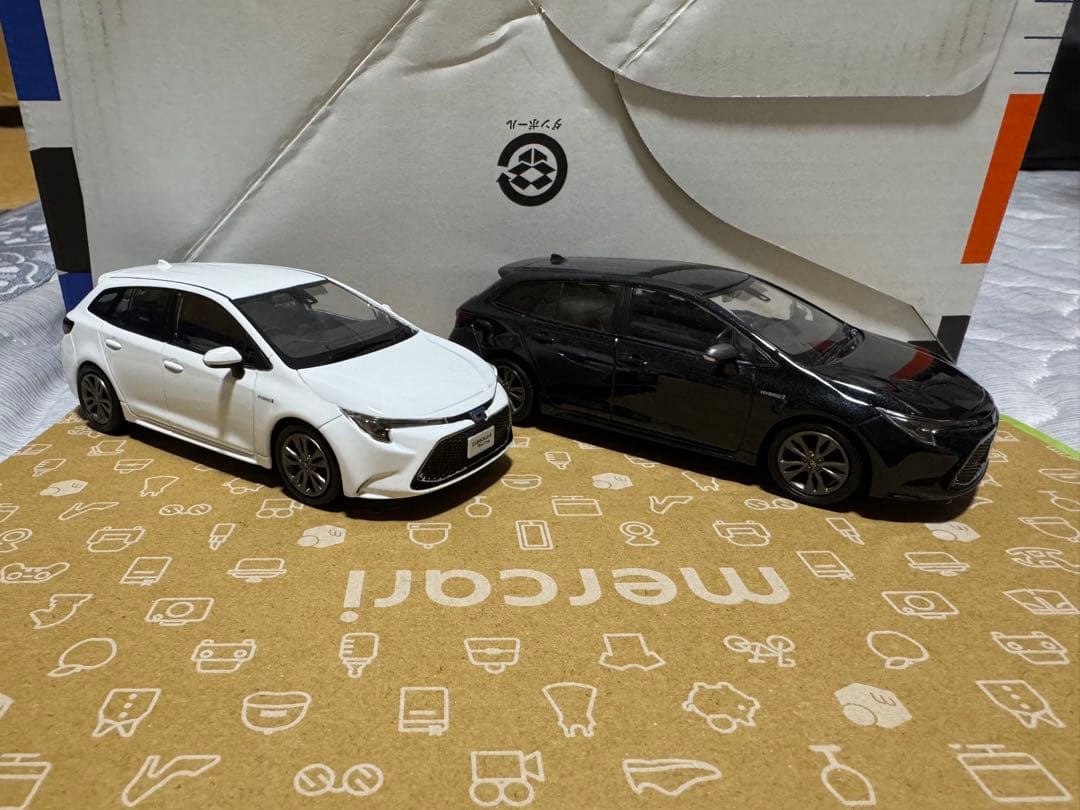 カローラツーリング W×B 色見本ミニカー2台セット ブラックとホワイト1/30