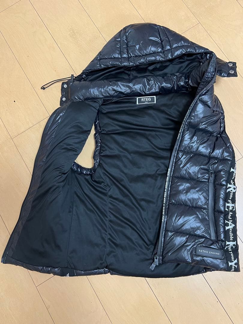 アダムスジャグラー　フード付きブラックダウンベスト