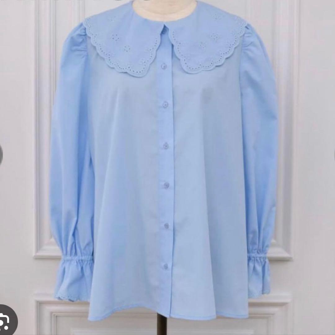 アンミヌ　スカラップカラーブラウス（サックス）