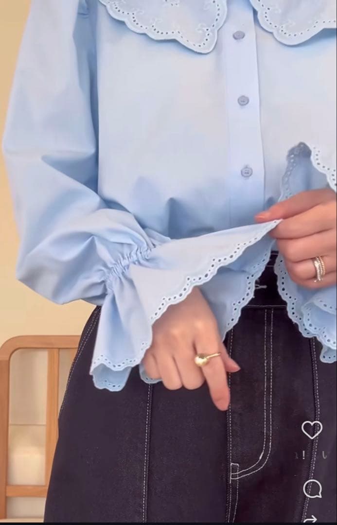 アンミヌ　スカラップカラーブラウス（サックス）