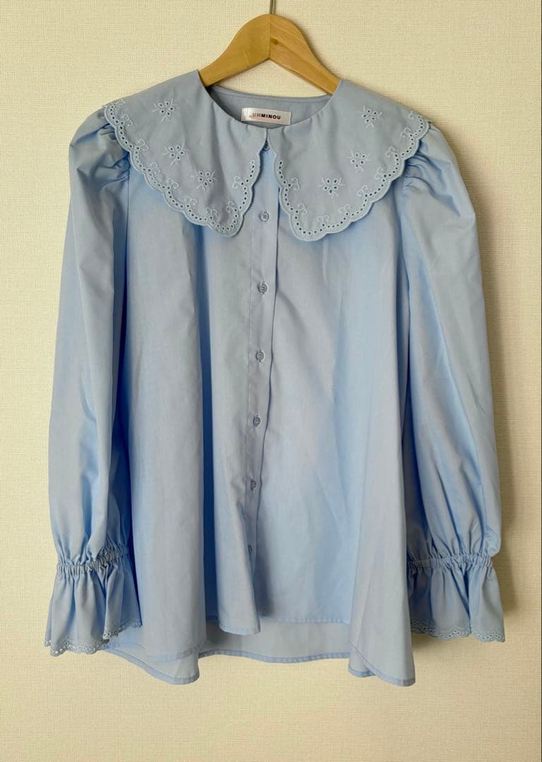 アンミヌ　スカラップカラーブラウス（サックス）