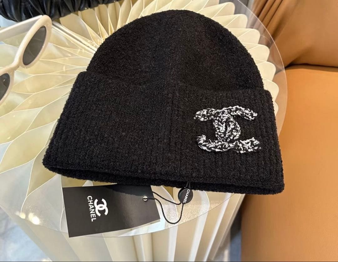 CHANEL ブラックニット帽 ロゴ刺繍