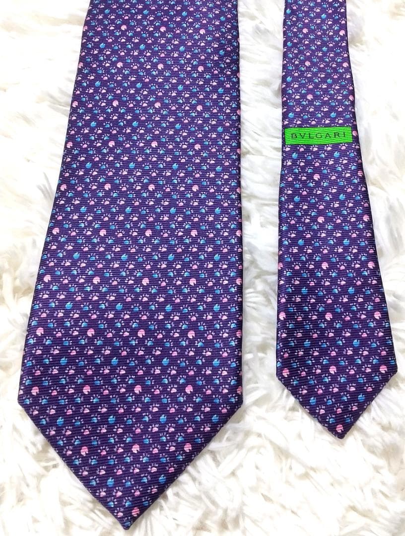 ★BVLGARI★　ネクタイ　シルク100％　パープル系　足跡柄
