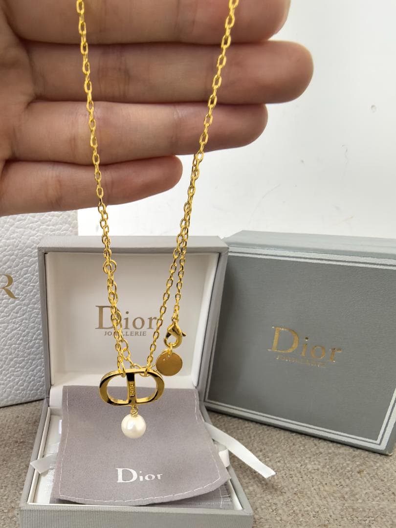 パールの輝き ★ ゴールドCDロゴネックレス 高貴な雰囲気 上品