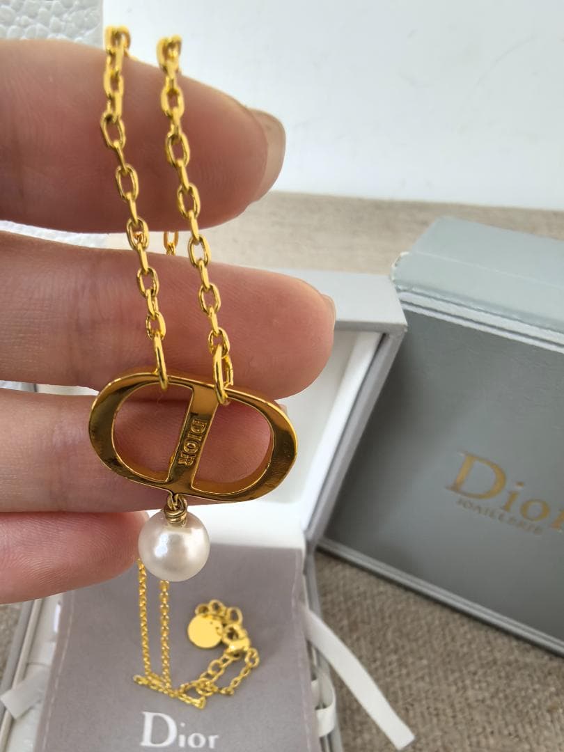 パールの輝き ★ ゴールドCDロゴネックレス 高貴な雰囲気 上品