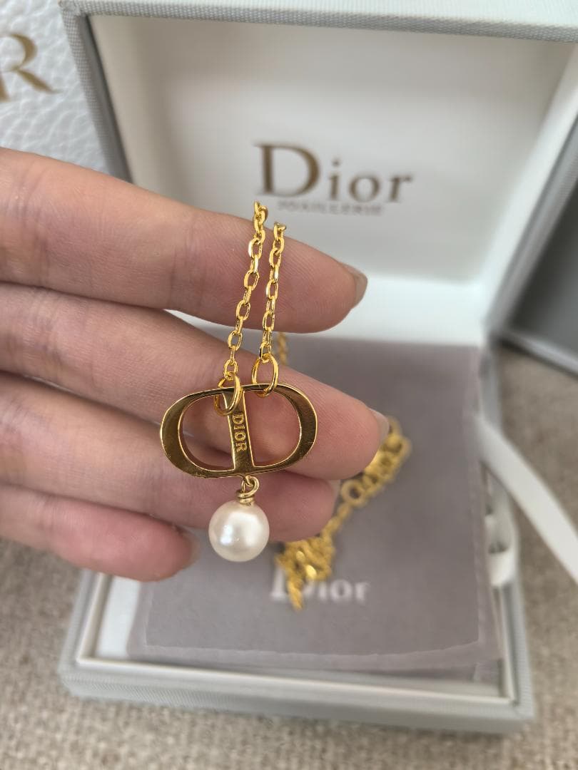 パールの輝き ★ ゴールドCDロゴネックレス 高貴な雰囲気 上品