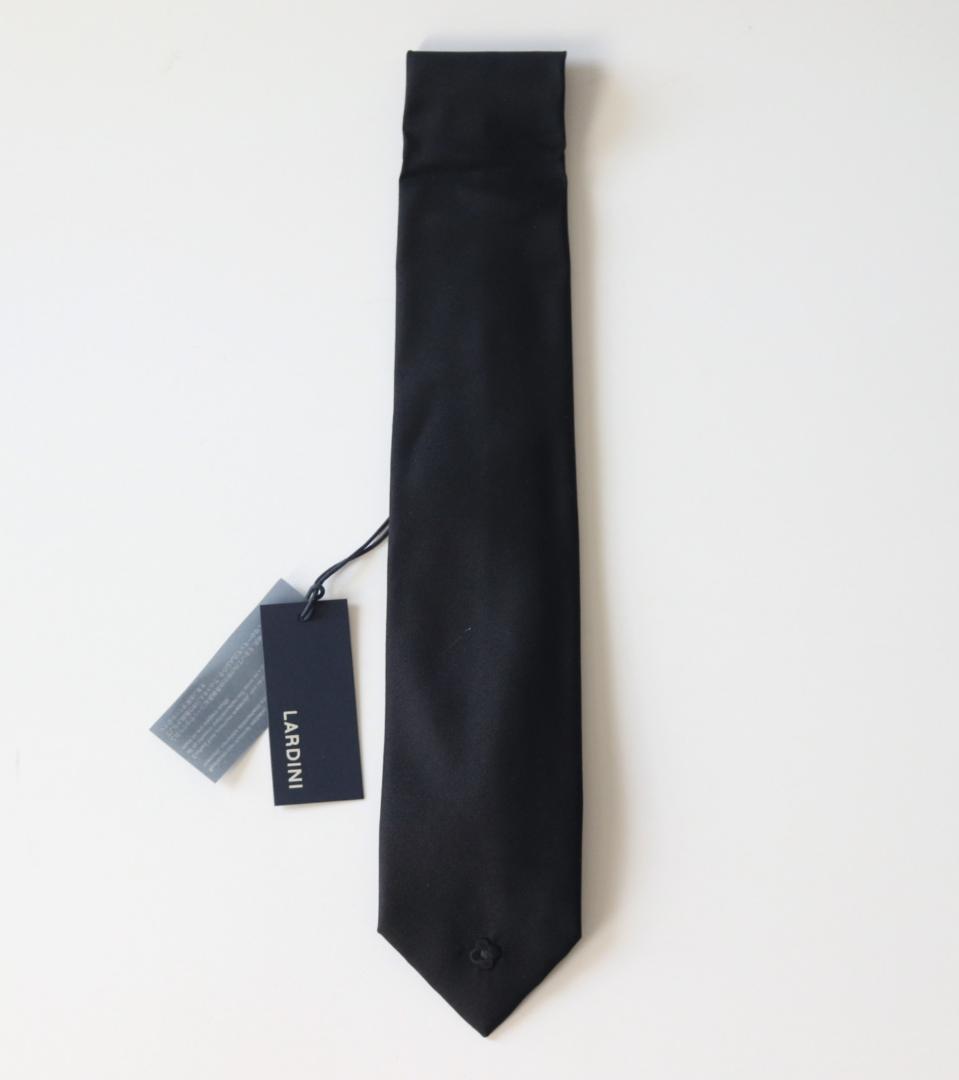 新品タグ付き【ラルディーニ】シルク100％ 剣先フラワー刺繍 ネクタイ 黒無地