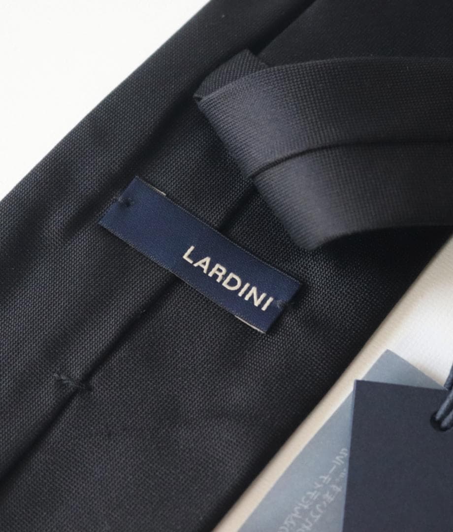 新品タグ付き【ラルディーニ】シルク100％ 剣先フラワー刺繍 ネクタイ 黒無地