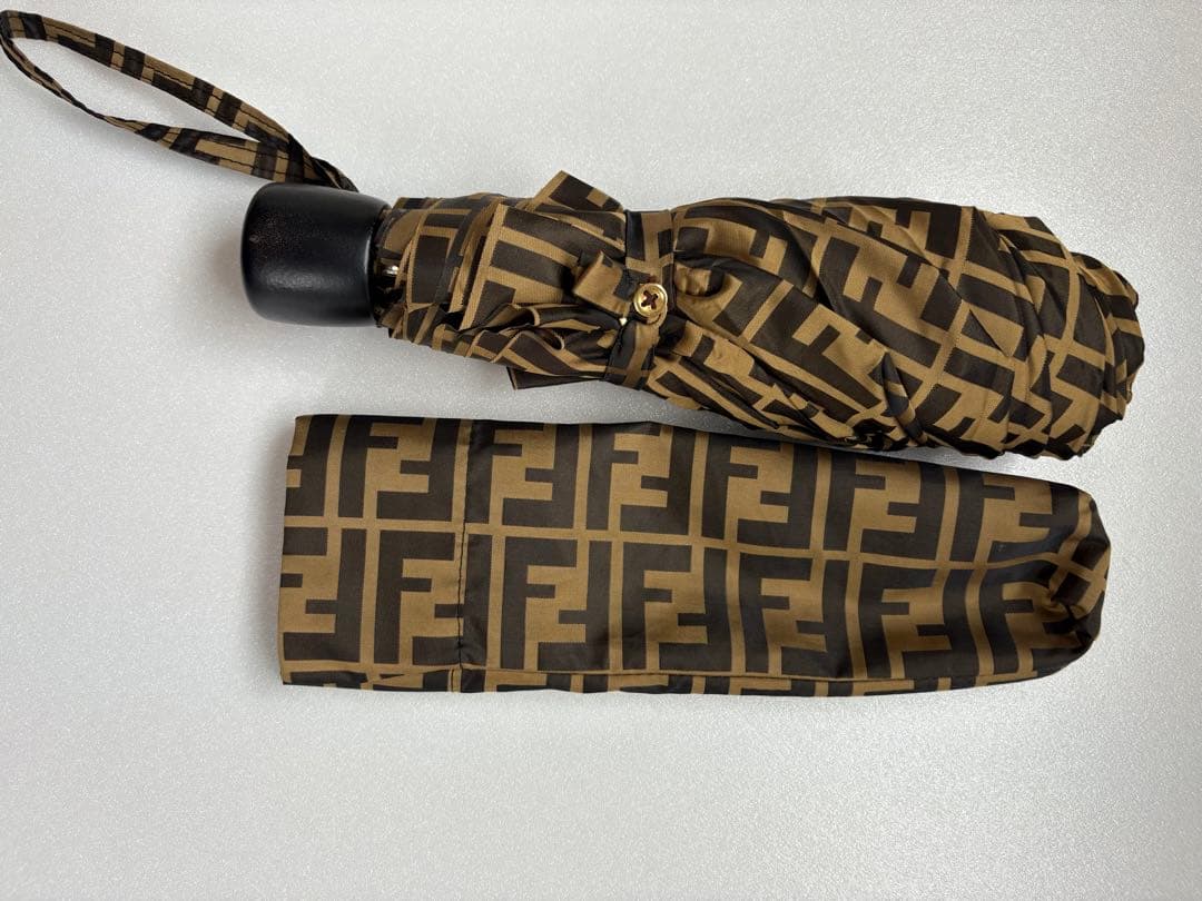 FENDI「ズッカ柄折りたたみ傘 」