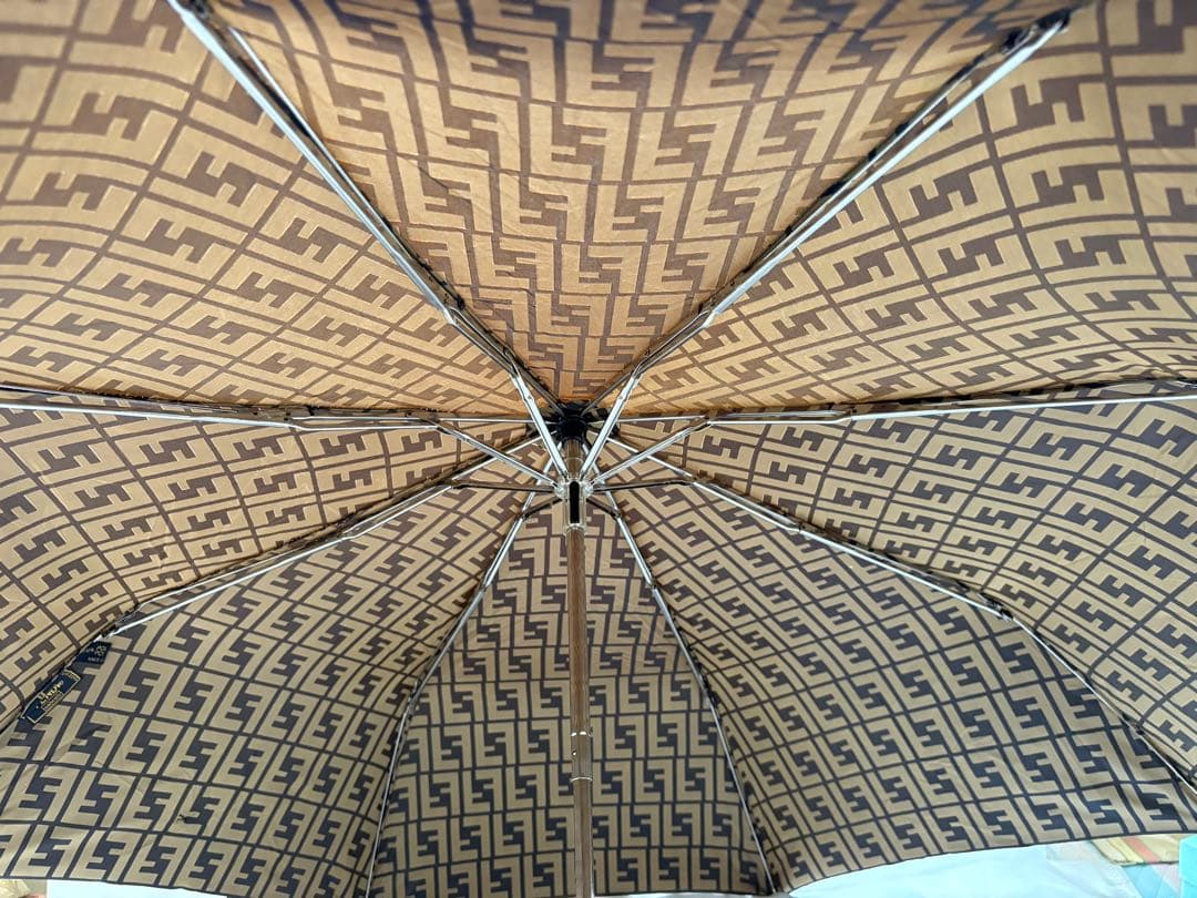 FENDI「ズッカ柄折りたたみ傘 」