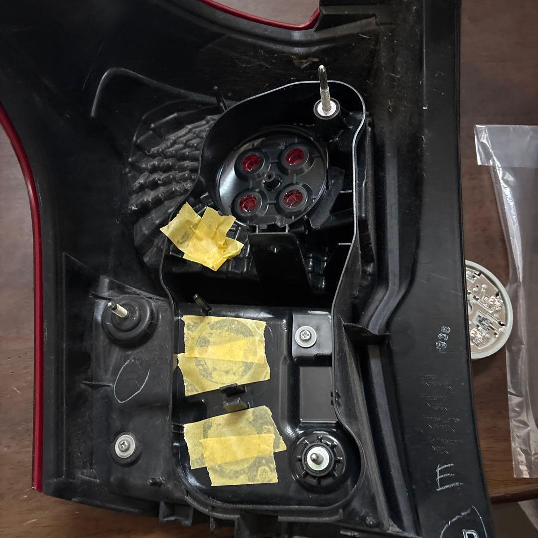 カローラフィルダーNZE164右テールレンズ　中古