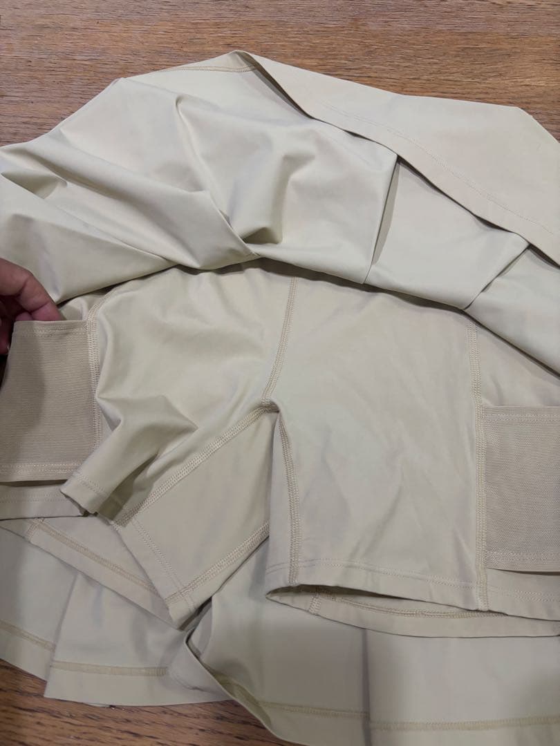 ウィルソン　テニスウェア　スコートXSだけどＭくらい　バイザーL付き