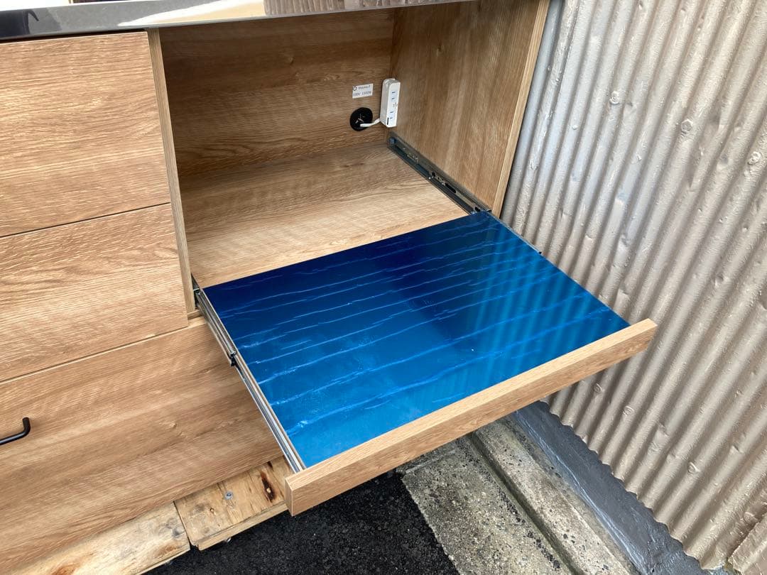 ヴィンテージ調ステンレス天板のキッチンカウンター