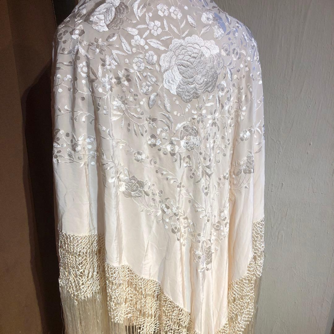 マントン ホワイト刺繍フリンジショール