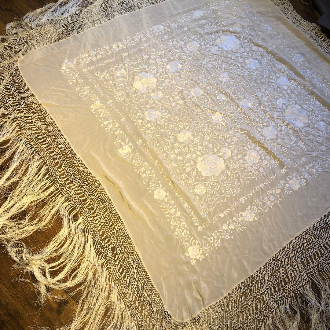 マントン ホワイト刺繍フリンジショール