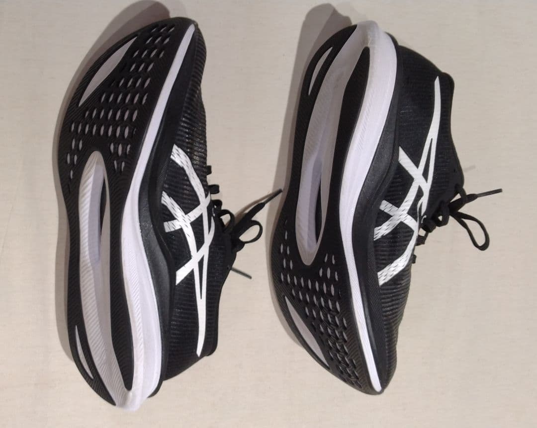 ASICS MAGIC SPEED ブラック/ホワイト