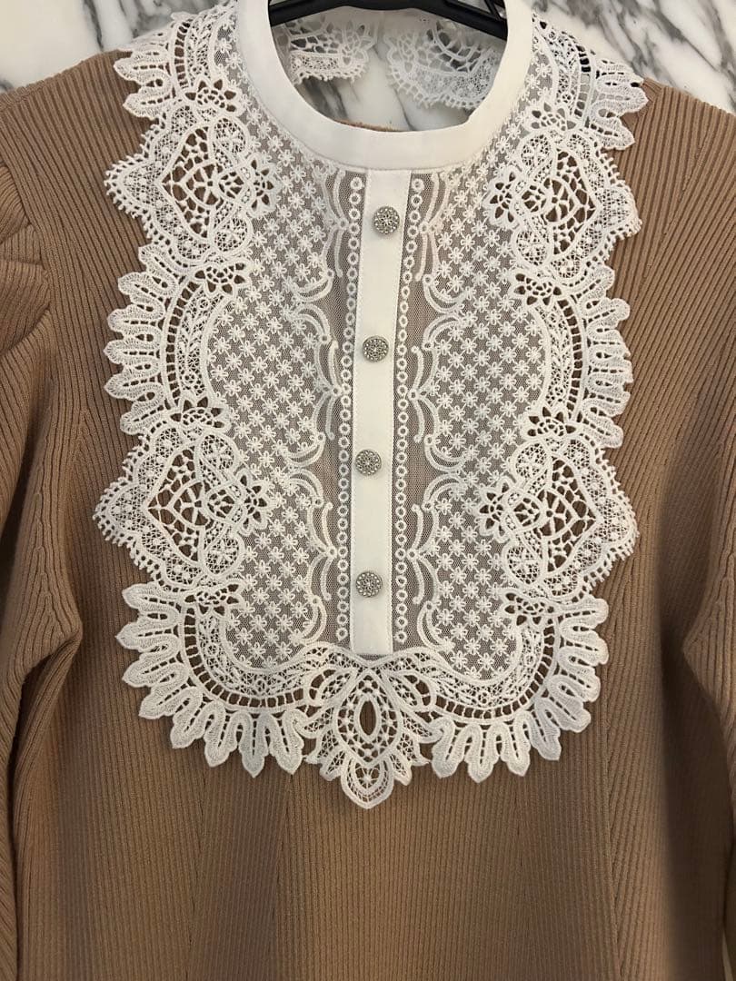 CELFORDレース襟付きベージュニットワンピース