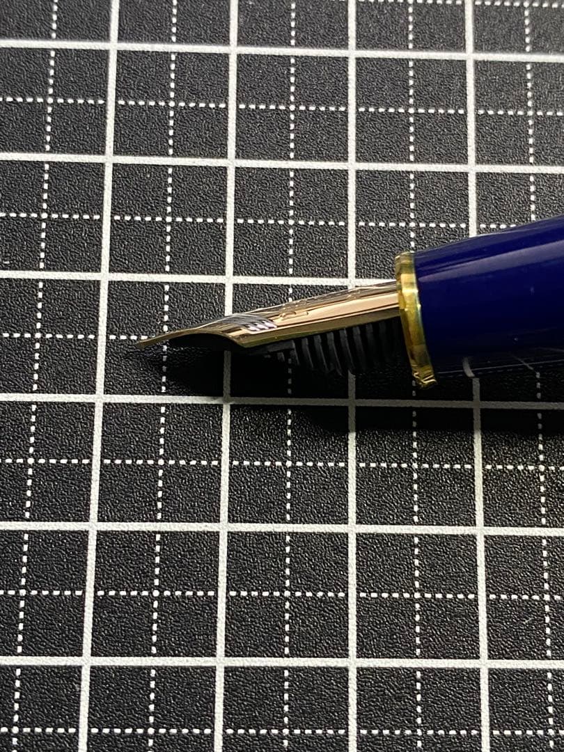 PLATINUM PRESIDENT BLUE 万年筆　字幅M