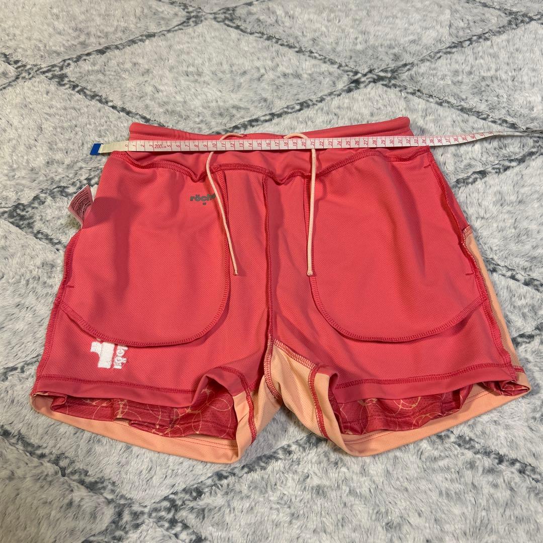 rocheピンク テニスウェア Vネック ショートパンツ付き（M）後ろスカート風
