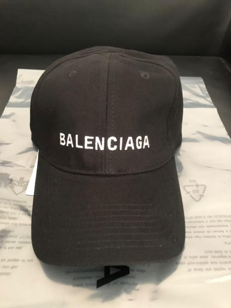 BALENCIAGA ブラックキャップ ロゴ刺繍