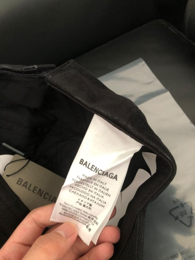 BALENCIAGA ブラックキャップ ロゴ刺繍