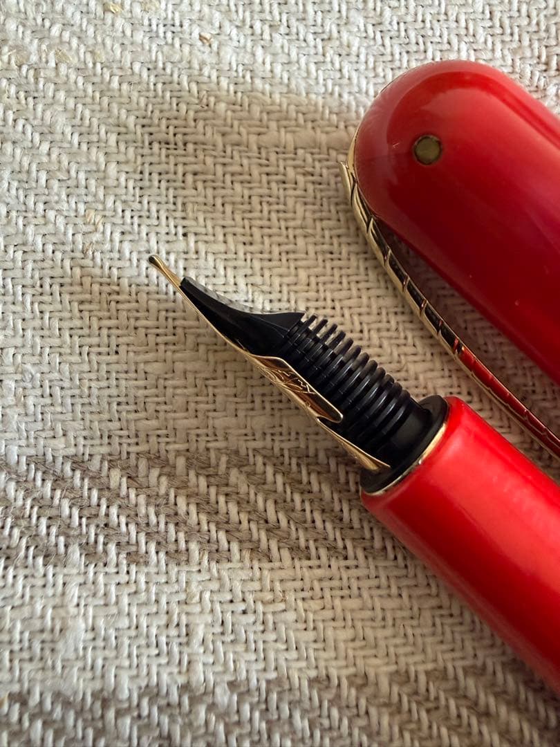 Pineider 、赤、未使用品