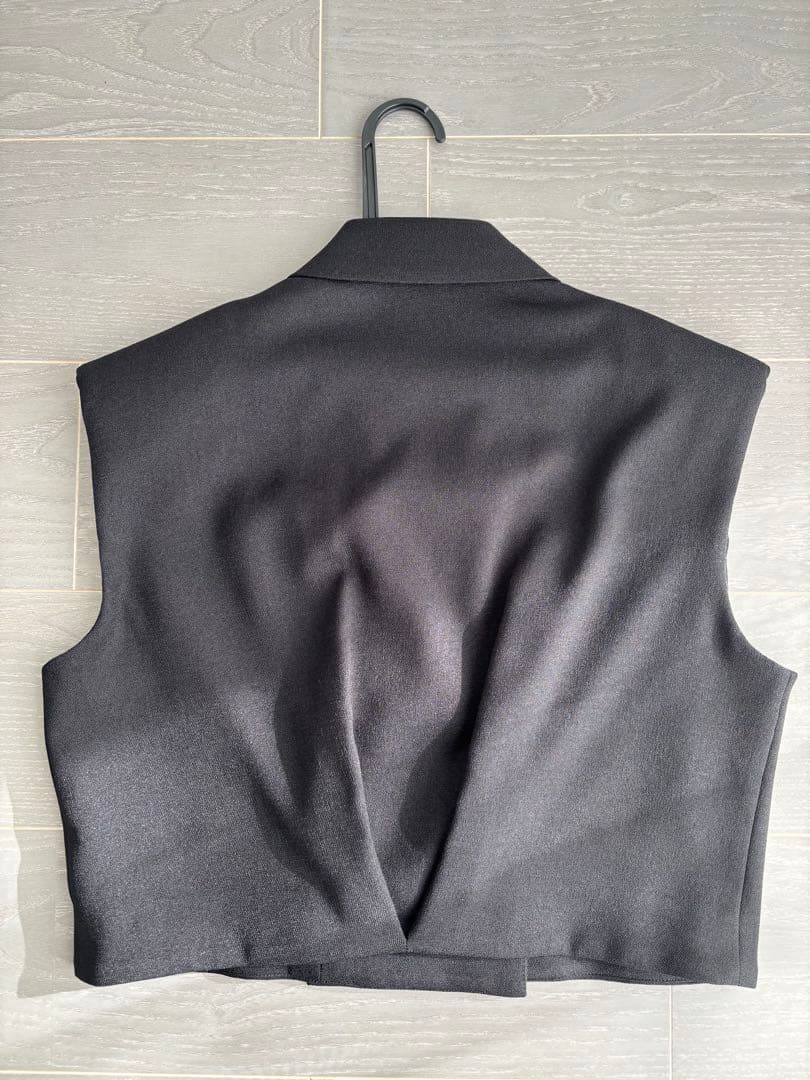 【cygne パワショルショート丈ジレ Patric black】