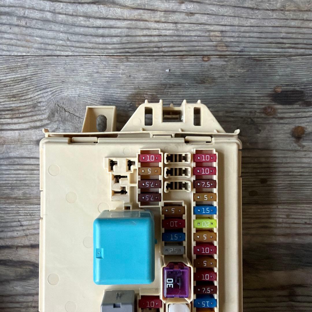 ダイハツ　ミライース　LA300S ヒューズボックス 82600-B2510