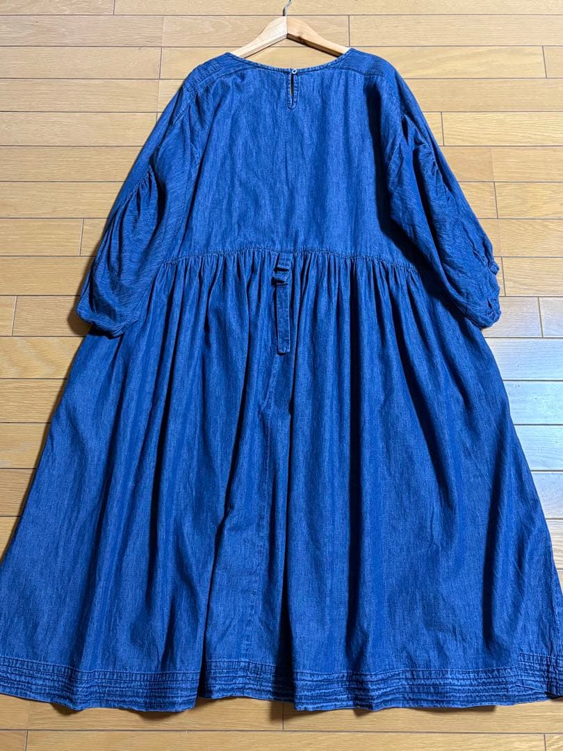 アズノウアズ a.no.ne.ne. オオラカ　デニムギャザーワンピース刺繍入り