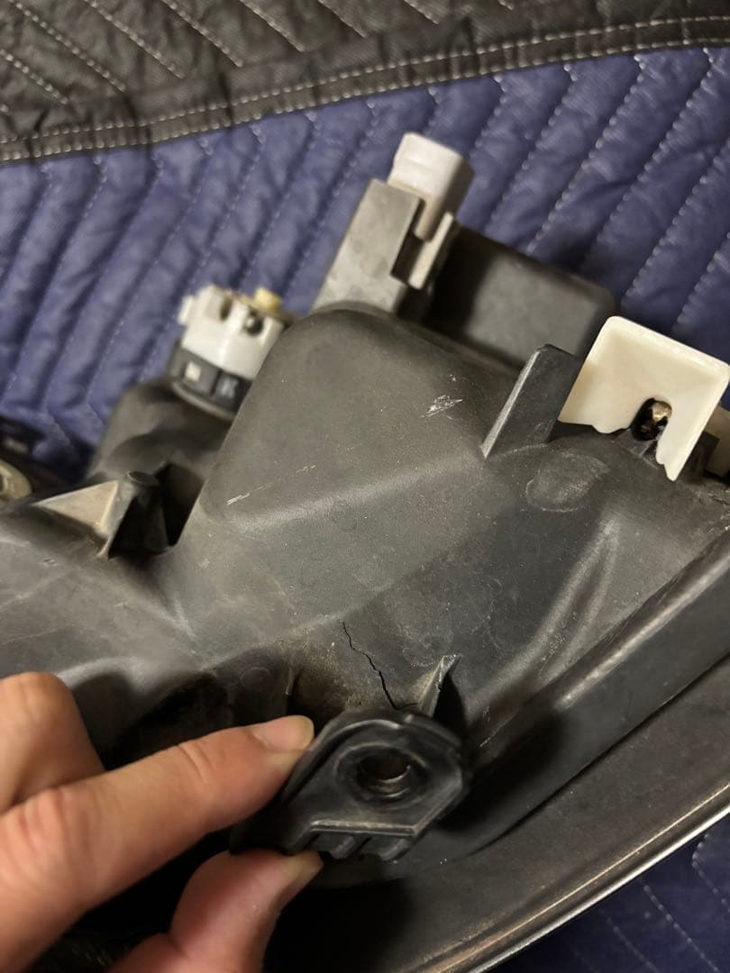 60ハリアー前期左側ヘッドライトユニット取り付け部等ひび割れあり