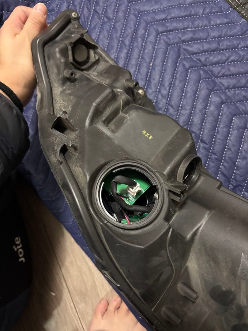 60ハリアー前期左側ヘッドライトユニット取り付け部等ひび割れあり