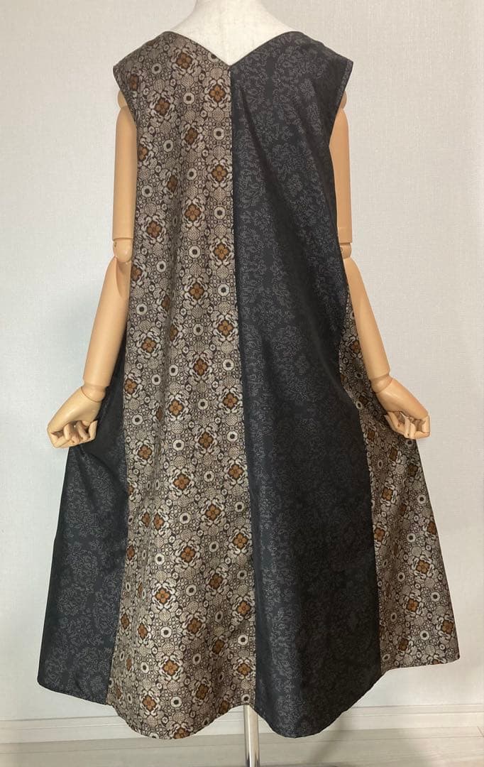 着物リメイク　割り込み絣大島紬ロングフレアワンピース（後ろVネック）着丈112㎝