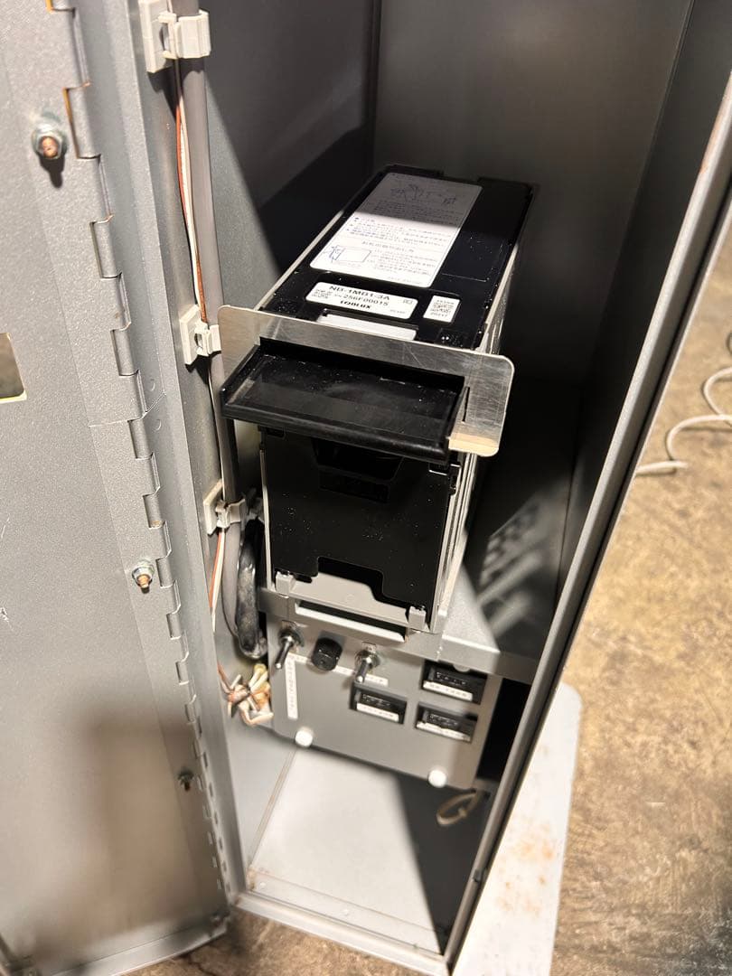 両替機•ラモン1000•株式会社マリンゲーム••新札対応品・ガチャガチャの横に