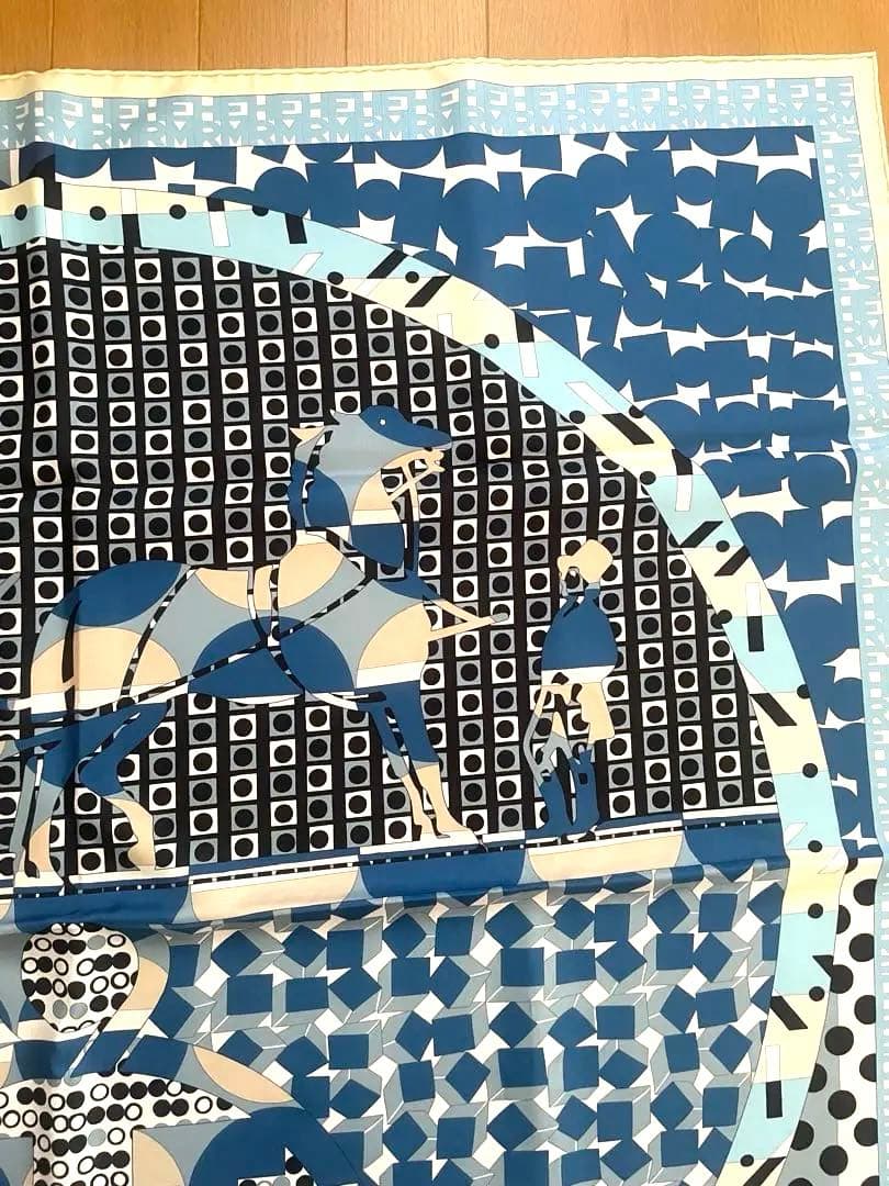 エルメスカレ９０　幾何学模様の青系スカーフ