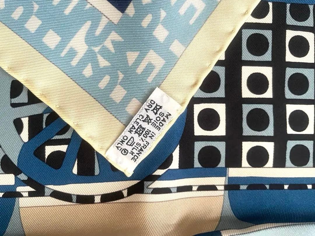 エルメスカレ９０　幾何学模様の青系スカーフ